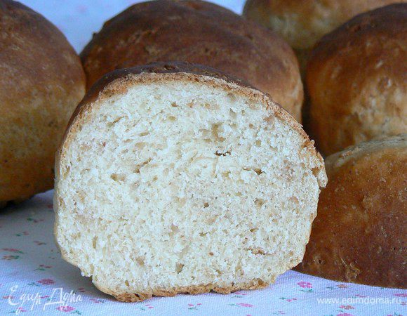 Выпекать в духовке до готовности. Горячие булочки смазать маслом.
