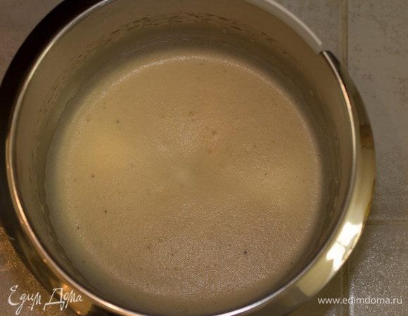 Яйца взбить со щепоткой соли. До образования густой пены.