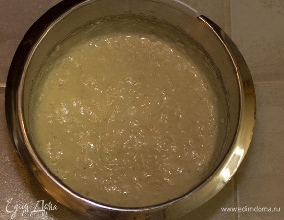 Продолжая взбивать, добавить кефир. Всыпать отваренный  рис, рисовые хлопья, рисовую муку, и все хорошо перемешать. Добавить оливковое масло. 