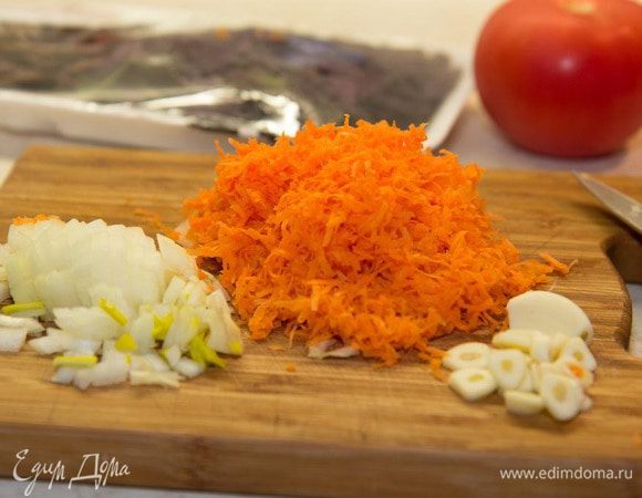 Чистим и трем на терке лук и морковь, режем чеснок. 