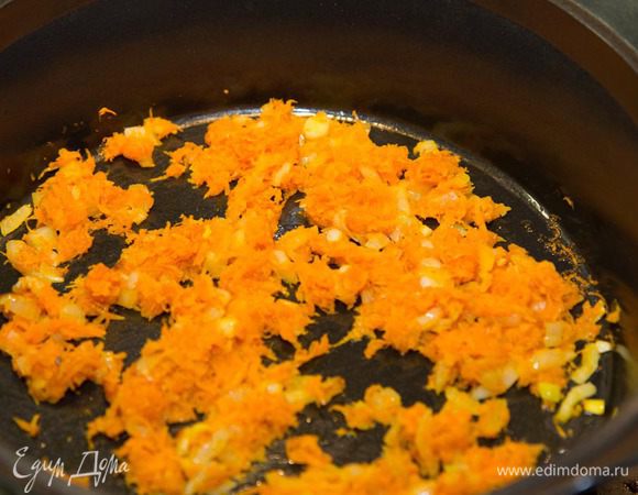 Обжариваем на оливковом масле до легкого золотистого цвета лук и морковь.
