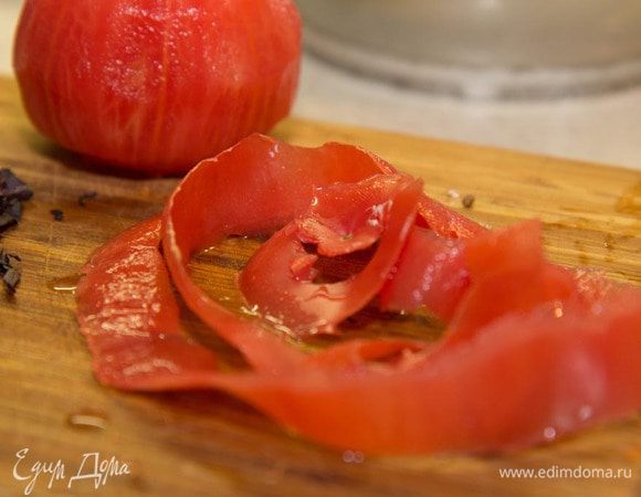 Теперь берем помидор и счищаем с него кожицу по спирали беспрерывно. Кожицу не выбрасываем, а убираем пока в холодильник в контейнере, чтоб не заветрелась.