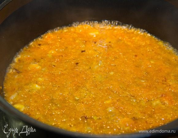 Добавляем к луку с морковкой немного бульона, в котором варится грудка, чтоб овощи начали тушиться.