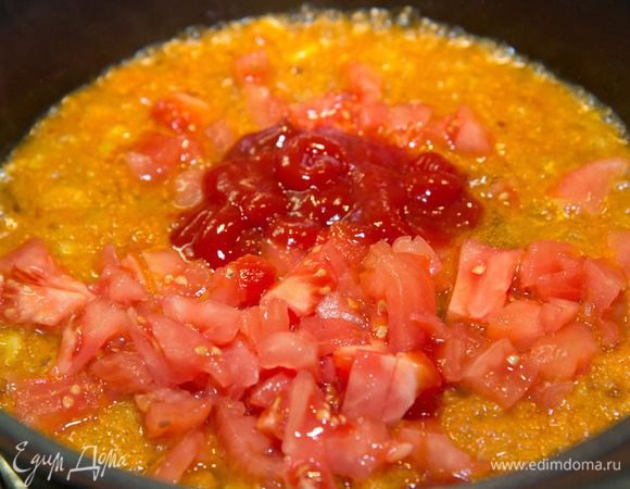 Режем помидор кубиком. Добавляем к луку и моркови помидор и томатную пасту.