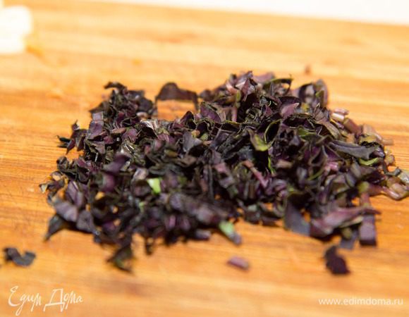 Мелко режем базилик.