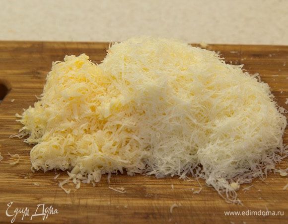 Теперь приготовим сырный мусс. Трем на мелкой терке сыры.