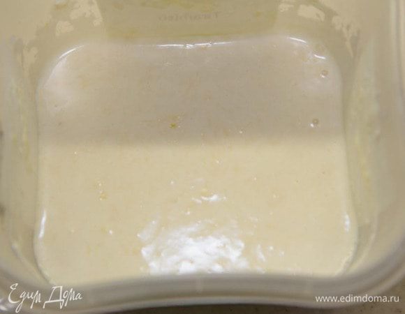 Смешиваем сыр с половиной сметаны, солью, горчицей и мелко измельченным чесноком.