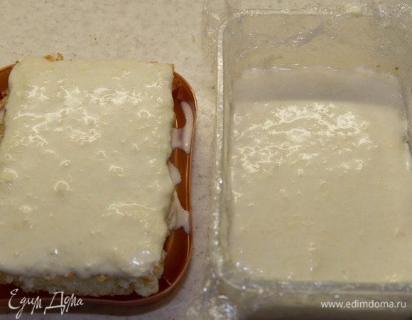 Берем форму. Застилаем ее пленкой, выкладываем 1 часть коржа. Заливаем ¾ сырного мусса. ¼ сырного мусса выливаем на вторую часть коржа – это будет верх. Убираем все это в холодильник.