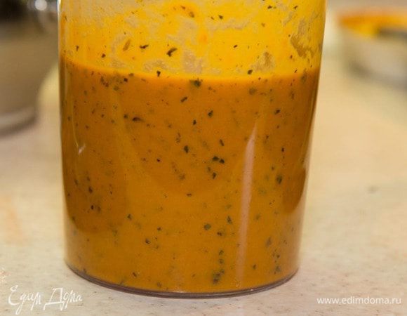 Берем томатный соус . выливаем в блендер и взбиваем. Добавляем 1/3 желатина. 