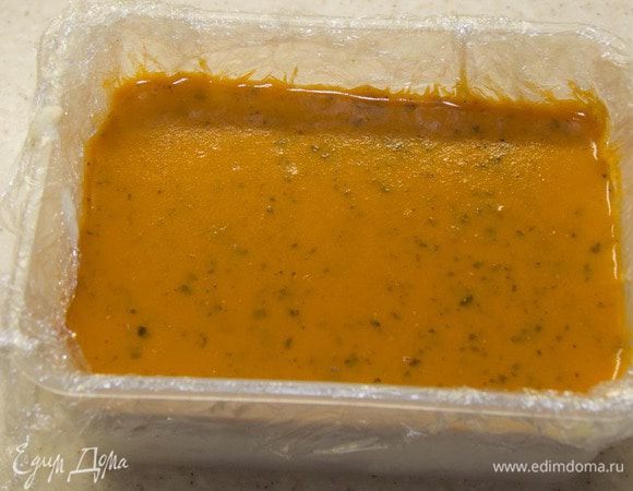 Выливаем в форму поверх сырного мусса томатный мусс и убираем в холодильник