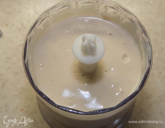 Куриную грудку режем и взбиваем в блендере. Прямо в блендер вливаем 1/3 желатина и еще раз взбиваем. 