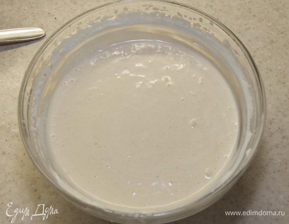 Теперь смешиваем курицу с оставшейся сметаной. 