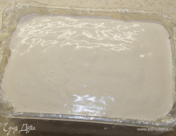 Выливаем куриный мусс поверх томатного, и убираем в холодильник, что б верхний слой чуть прихватился, но еще не очень хорошо застыл. 