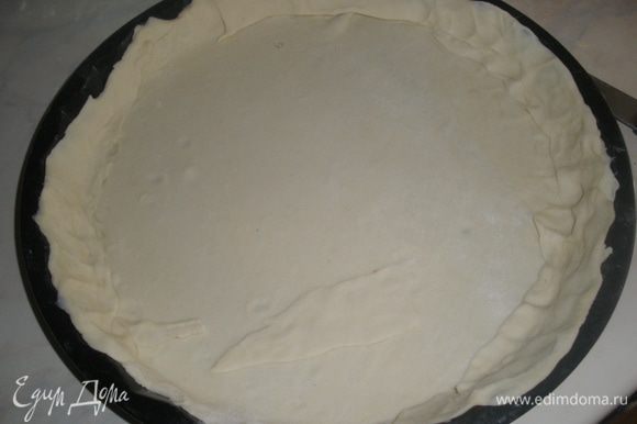 Раскатать тесто и переложить его в форму для выпечки диаметром 28 см. Сделать высокие бортики, а излишки обрезать.
