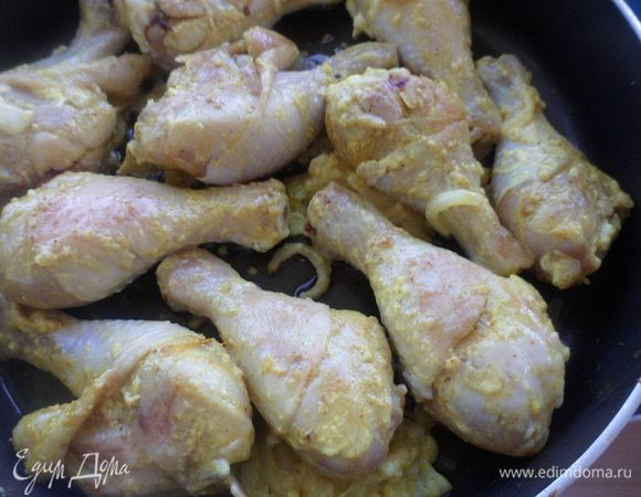 После маринования куриные ножки обжарить на небольшом количестве растительного масла, минут 15