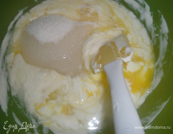 Яйца взбить венчиком со сметаной, водкой, сахаром до однородности. С ананасов и персиков слить воду и обсушить их от лишней влаги. 