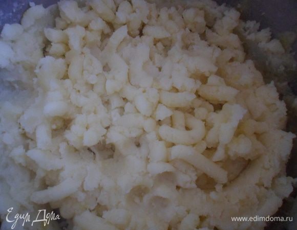 Приготовить картофельное пюре: картофель помыть, почистить и сварить в подсоленой воде до готовности. Готовый картофель потолочь, добавить сливочное масло и молоко, хорошенько перемешать.