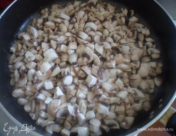 Помыть и почистить грибы, нарезать и обжарить их примерно 10-15 минут.