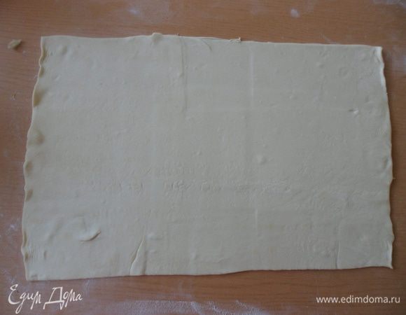 Раскатать пласт теста толщиной 3 мм (тесто не должно быть слишком тонким, иначе оно порвется)