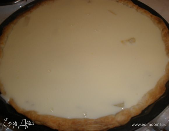 Выложить на тесто ананасы, разровнять и залить все сметанно-яичной массой.Отправить в духовку на 20 минут. Выпекать при температуре 180 градусов.  