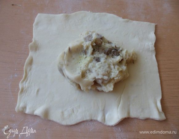 В середину квадратика положить 2 ст.л.картофельного пюре