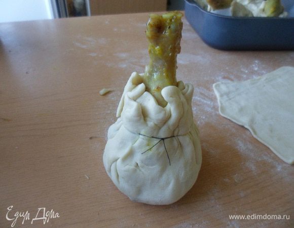 Края теста собрать у ножки и обвязать нитью, не очень туго