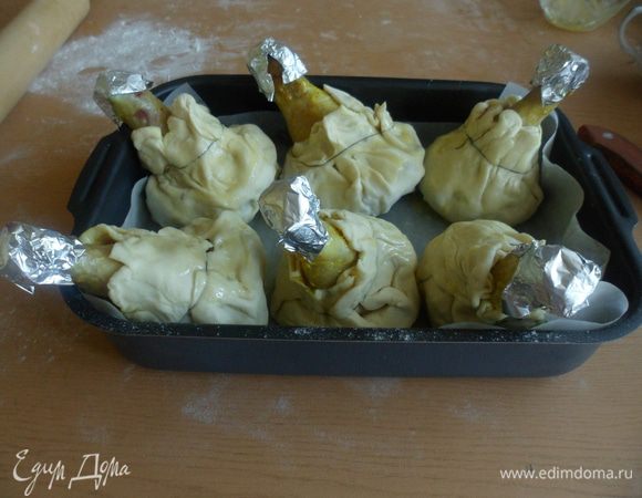 Противень застелить бумагой для выпечки, смазать растительным маслом.Косточки завернуть в фольгу, чтобы не сгорели. Поставить ножки на противень и ставим в духовку, разогретую до 180 градусов. Запекать 20-25 минут.