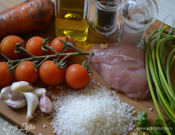 Начнем, как говориться, издалека. 
Сварим рис, у меня "италика", на половину стакана риса - стакан воды, соль, немного сухого карри.
Варим морковь, я запек в микроволновой печи - 5 минут на самом мощном режиме. Остужаем, чистим. 