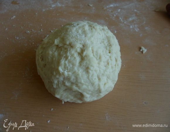 Яйцо взбить с молоком, добавить размягченное сливочное масло, сахар, соль и муку и замесить эластичное нежное тесто. Накрыть тесто полотенцем и оставить отдыхать на 15 минут.