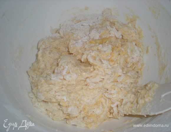 Все ингредиенты написаны в граммах,всё взвешиваем,даже воду!,чтобы добиться идеальных пропорций.
Муку просеять в глубокую миску.Дрожжи втереть в муку кончиками пальцев.Добавить сахар и соль.Яйцо,молоко и воду перемешать и соединить с мукой.Перемешивать скребком или лопаткой.