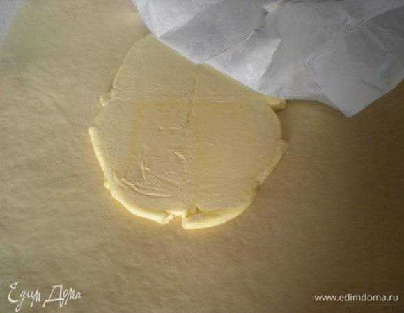 Снимаем верхнюю пленку с масла,беремся за упаковочную бумагу,не касаясь масла и переворачиваем на середину теста.Бумагу удаляем,но не выбрасываем,ей можно будет смазать форму для выпечки или противень.(Это очень оказывается удобно!)