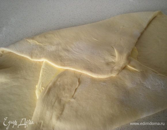 Закрыть масло свободными концами теста.Стараемся изо всех сил как можно меньше трогать тесто руками.