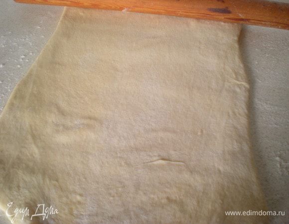 Раскатываем тесто строго в одном направлении.(в продольном)Скалку держим за края,чтобы руки были за границей теста.Раскатывать нужно нежно,чтобы тесто получилось одинаковой толщины.После каждой прокатки немного приподнимайте тесто,чтобы оно подсыхало с низу и не прилипало к столу.
