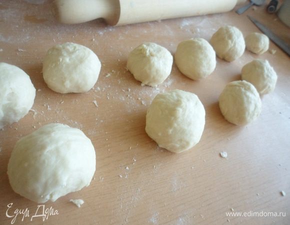 Разделить тесто на небольшие кусочки и скатать небольшие шарики