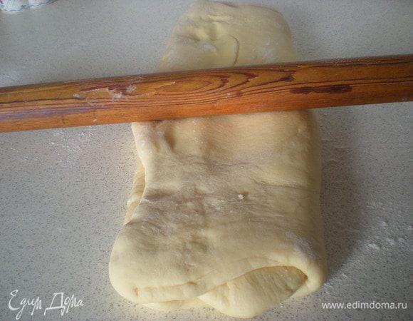 Раскатываем скалкой по направлению от себя,к себе.Складываем опять втрое,один край от себя,другой на себя.Закрываем пленкой и в холод.на 30 мин.