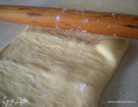 Второй раз повторяем всю процедуру,в том же направлении.Важно коротким краем к себе и раскатываем вперёд-назад.