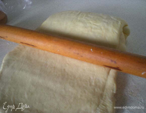 Третий раз всё повторить в тех же направлениях.К третьему разу теста становится гораздо больше,видите как из под скалки оно выпирает.Последний раз убираем в холодильник на 30мин.