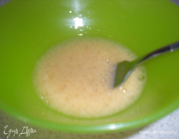 Самое время подготовить яйцо для смазывания круассанов.Взбивать его нужно за час до использования.Достаточно просто разболтать вилкой.Через час оно становится водянистым и им легко смазывать.