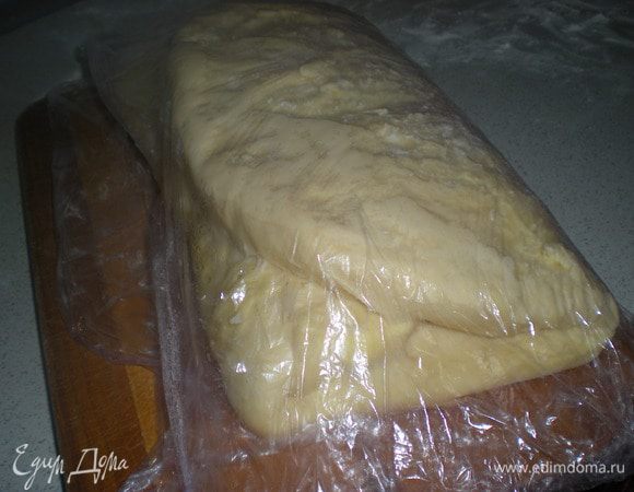 Выкладываем тесто так же короткой стороной к себе и начинаем раскатывать в прямоугольник.Но строго в одном направлении.Толщиной примерно 4мм.30*75см