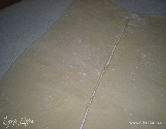 Разрезать острым ножом вдоль пополам.