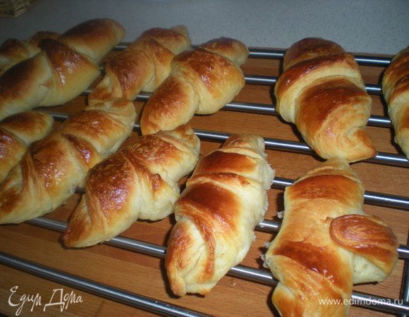 Перед выпечкой смазать ещё раз яйцом и печь минут 15-18 до золотистой корочки.При 220-230гр.Остудить на решетке.У меня получилось 30шт,заморозить в прок не удалось,всё съедено без остатка=))