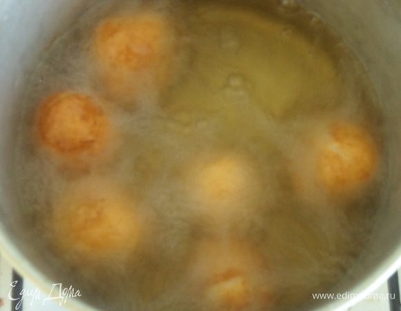 Обжарить бунуэлос в горячем растительном масле , до золотистого цвета, так что бы они были погружены в него полностью