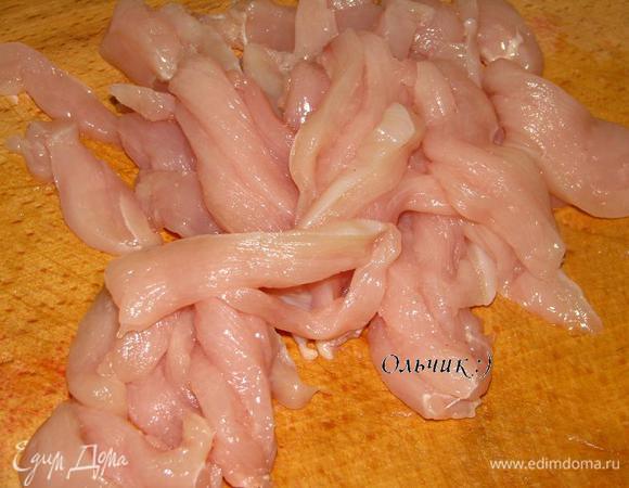 Куриное филе режем полосками.