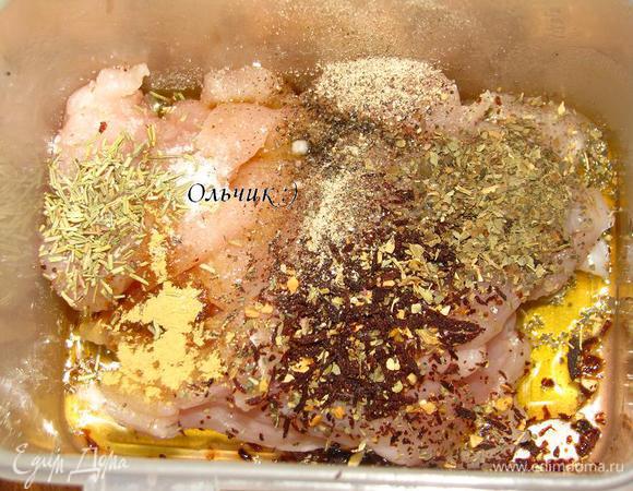 Отправляем в пластиковый контейнер вместе с травами (всех по 0,5 ч. л.), солью, перцем и 3-4 ст. л. оливкового масла. Хорошенько перемешиваем, закрываем крышкой и оставляем на 30 минут промариноваться.