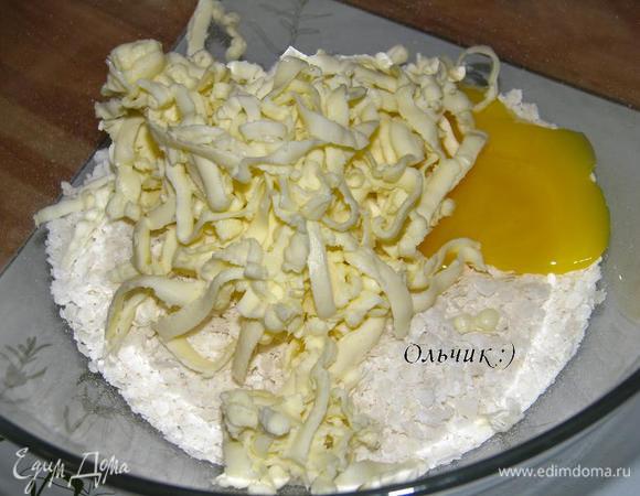 Для тарталеток смешиваем рисовые хлопья, желток, тертое холодное сливочное масло, соль.