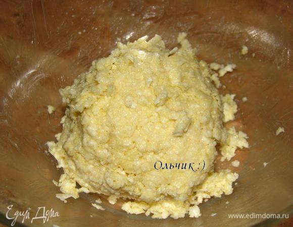 Формируем шар, затягиваем пищевой пленкой, отправляем в холодильник на 30 минут.