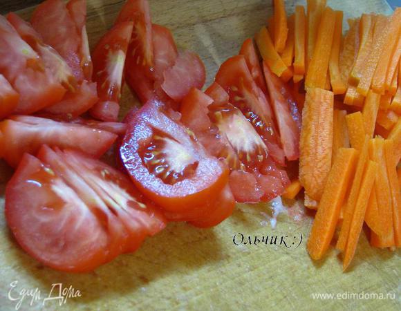 Помидоры режем дольками, морковь - соломкой.
