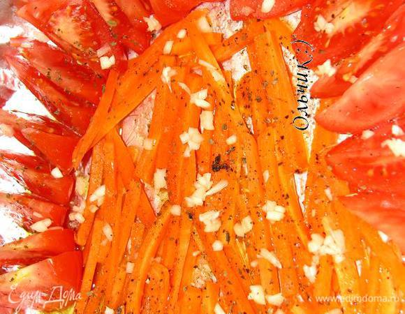 Выкладываем на выстеленную фольгой форму, присыпаем базиликом, солью, перцем, мелкорубленным чесноком. Взбрызгиваем оливковым маслом.