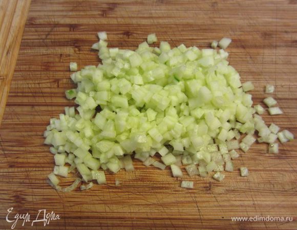 Очистите огурец, порубите его очень мелкими кубиками.