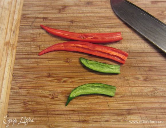 Нам важен вкус перцев чили, а не острота. Поэтому удалите семена и перегородки внутри перца, разрезав перец вдоль и соскоблив ножом содержимое.